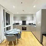 Luxury 2 Bedroom Penthouse Near Central London