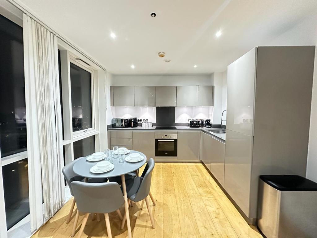 Luxury 2 Bedroom Penthouse Near Londra
